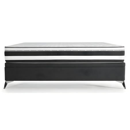 Cama con colchón viscoelástico de capas múltiples y base tapizada en negro con patas inclinadas
