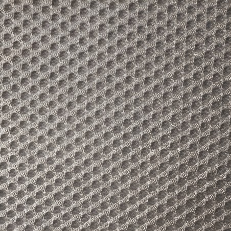 Detalle de tapicería gris claro con textura acolchada y patrón de puntos en relieve
