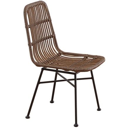 Silla con estructura de ratán marrón y patas metálicas negras estilo moderno