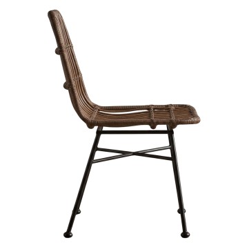 Silla con asiento y respaldo en mimbre marrón y estructura de metal negro vista lateral