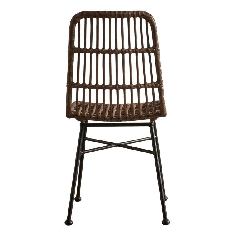 Silla con respaldo de ratán marrón tejido y estructura de metal negro con patas cruzadas