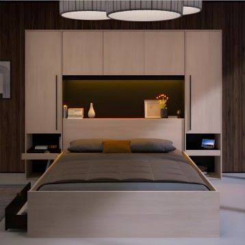 Cama con cabecero integrado en beige y detalles negros con estantes iluminados y mesitas laterales en dormitorio moderno