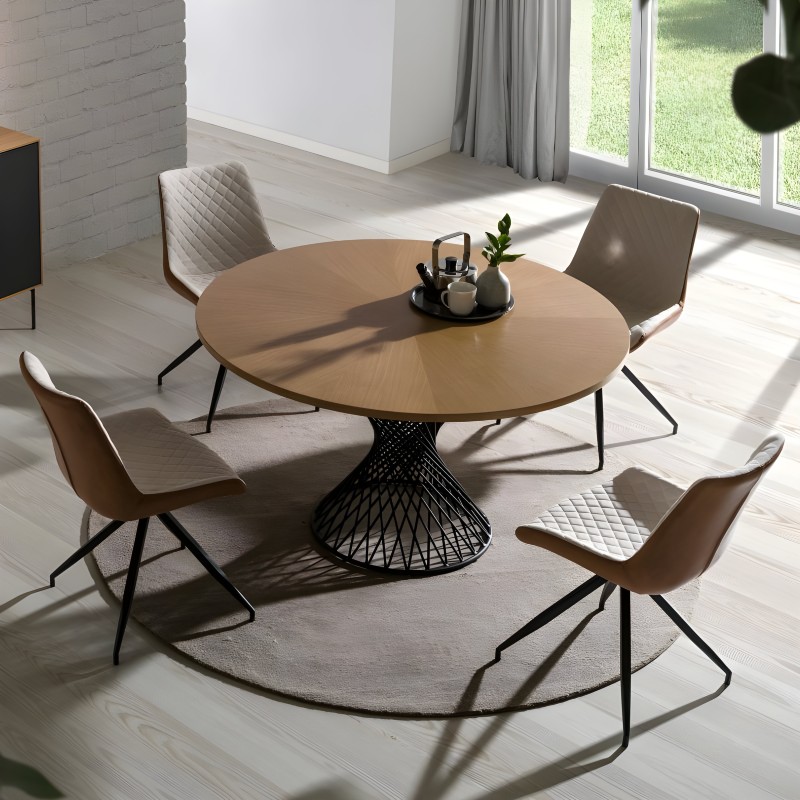 Comedor redondo con tablero de madera natural y base de metal negro en forma de cono y cuatro sillas tapizadas en beige y marrón