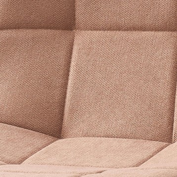 Detalle de cojín de sofá en tela beige texturizada con costuras y relleno acolchado