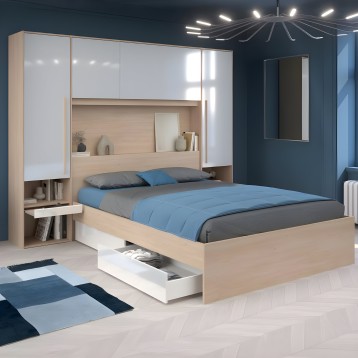 Cama con cabecero integrado de madera natural y blanco con cajones de almacenaje y armario lateral en dormitorio moderno