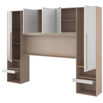 Escritorio con estantería integrada en madera clara y puertas blancas con múltiples compartimentos de almacenamiento