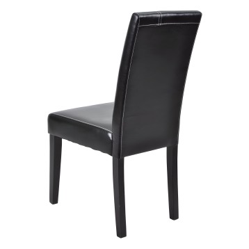 Silla de comedor tapizada en cuero negro con costuras decorativas y patas de madera oscura