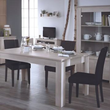 Comedor con mesa rectangular en madera clara y sillas negras en ambiente moderno y luminoso