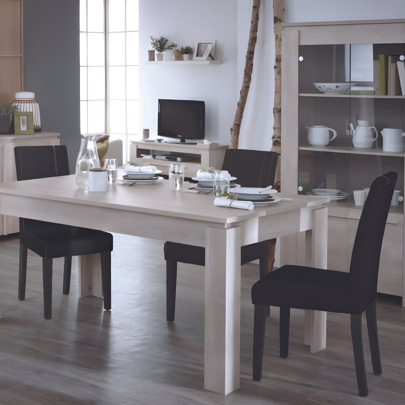 Comedor con mesa rectangular en madera clara y sillas negras en ambiente moderno y luminoso