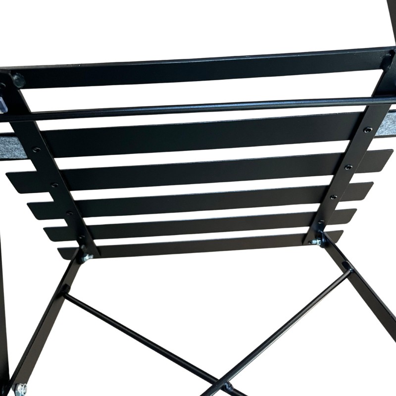 Estructura de cama de metal negro con listones horizontales y patas anguladas vista desde arriba