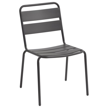 Silla de metal gris oscuro con respaldo y asiento de tablillas horizontales diseño moderno y apilable