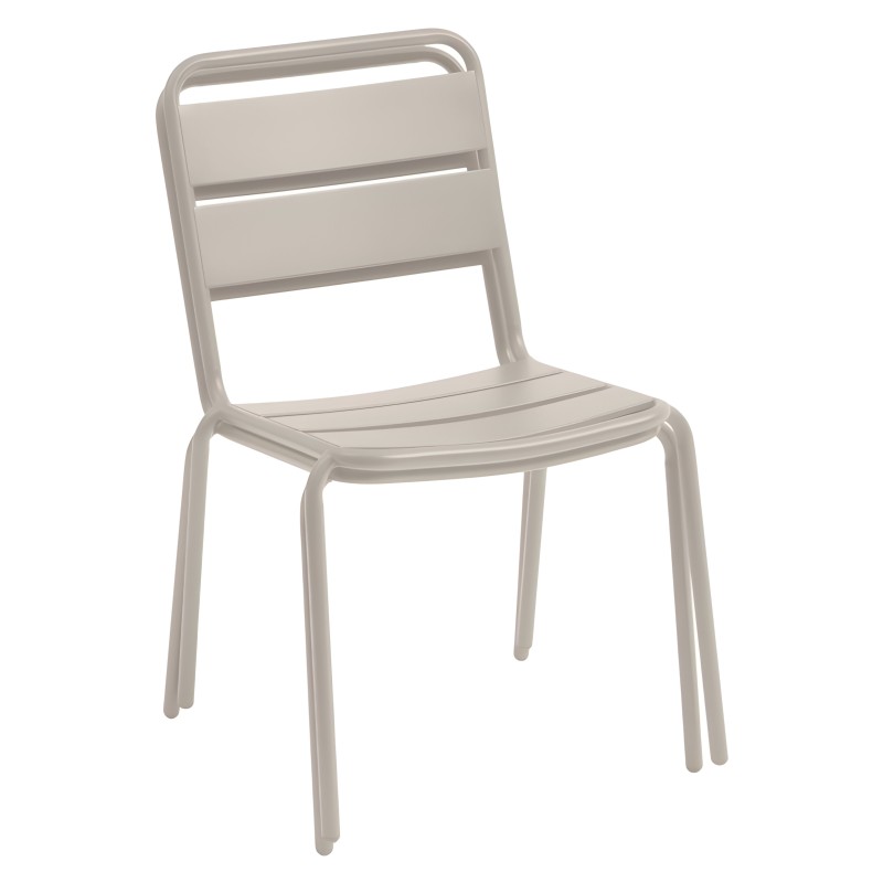 Silla de aluminio beige con respaldo horizontal y asiento curvo de diseño contemporáneo