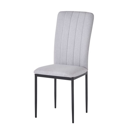 Silla de comedor tapizada en gris claro con respaldo acolchado y patas metálicas negras