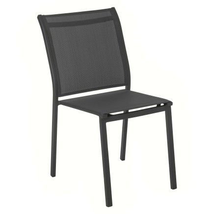Silla de exterior negra con respaldo de malla y asiento de tela sobre estructura de aluminio