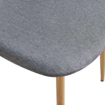 Silla con asiento tapizado en tela gris y patas de madera clara detalle de asiento curvo
