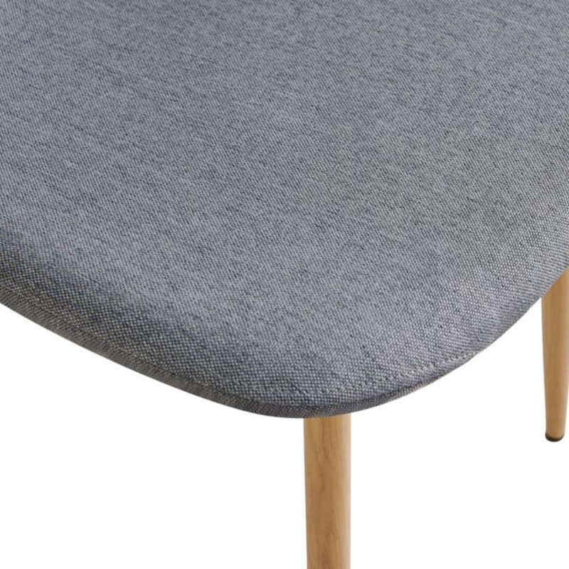 Silla con asiento tapizado en tela gris y patas de madera clara detalle de asiento curvo