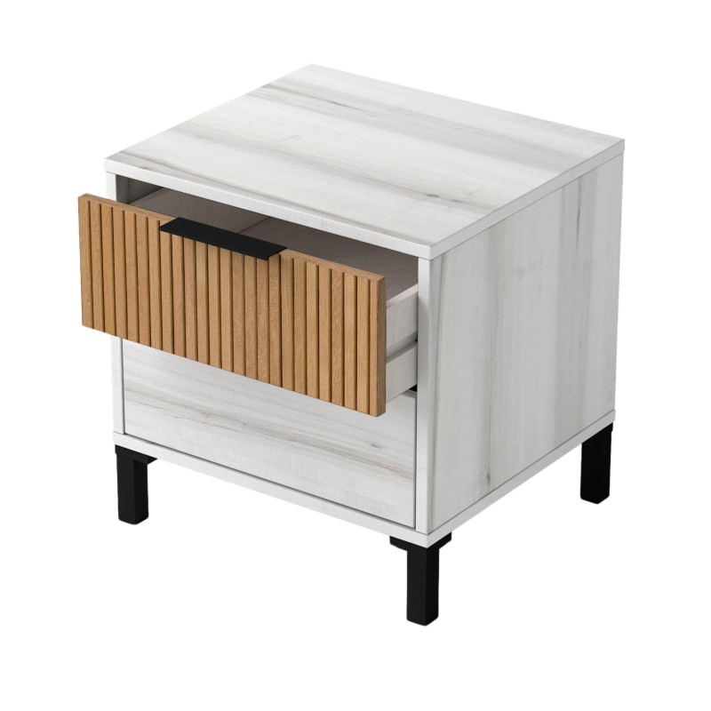 Mesita de noche blanca con cajón de madera acanalada y patas negras