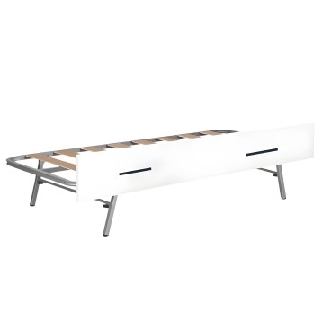 Cama individual con estructura blanca y metal gris y somier de madera en vista lateral de tres cuartos