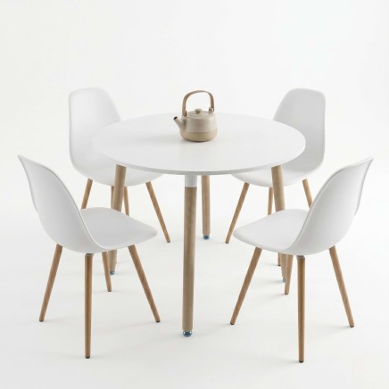Conjunto de comedor redondo blanco con cuatro sillas y patas de madera natural