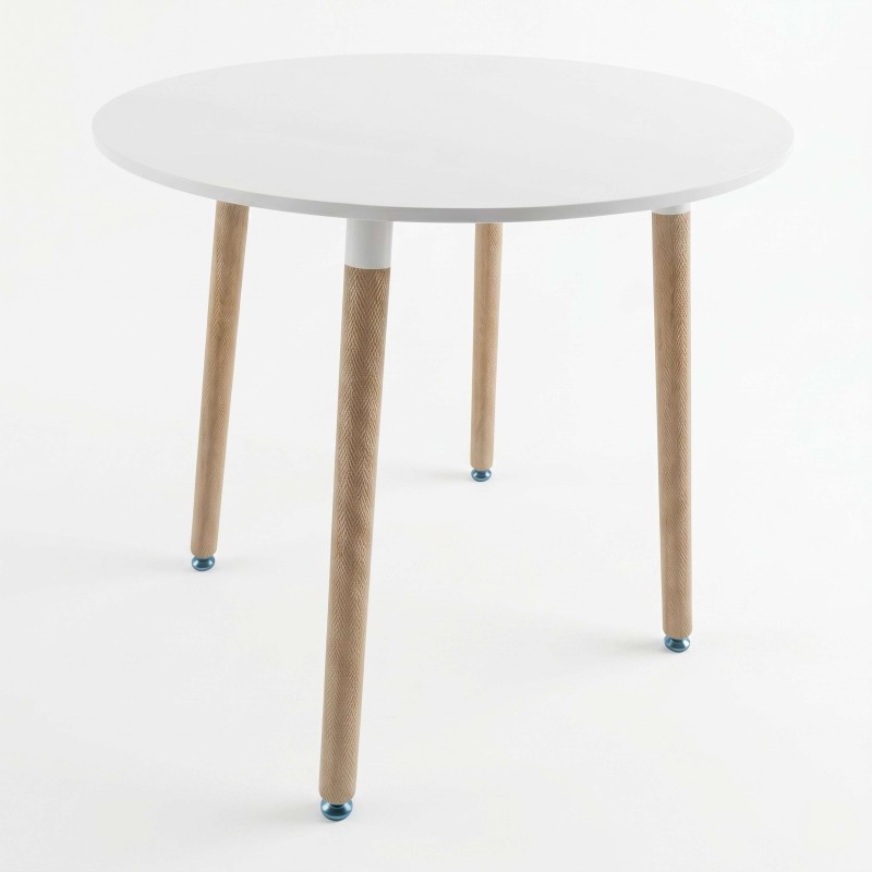 Mesa redonda blanca con patas de madera natural y detalles metálicos azules
