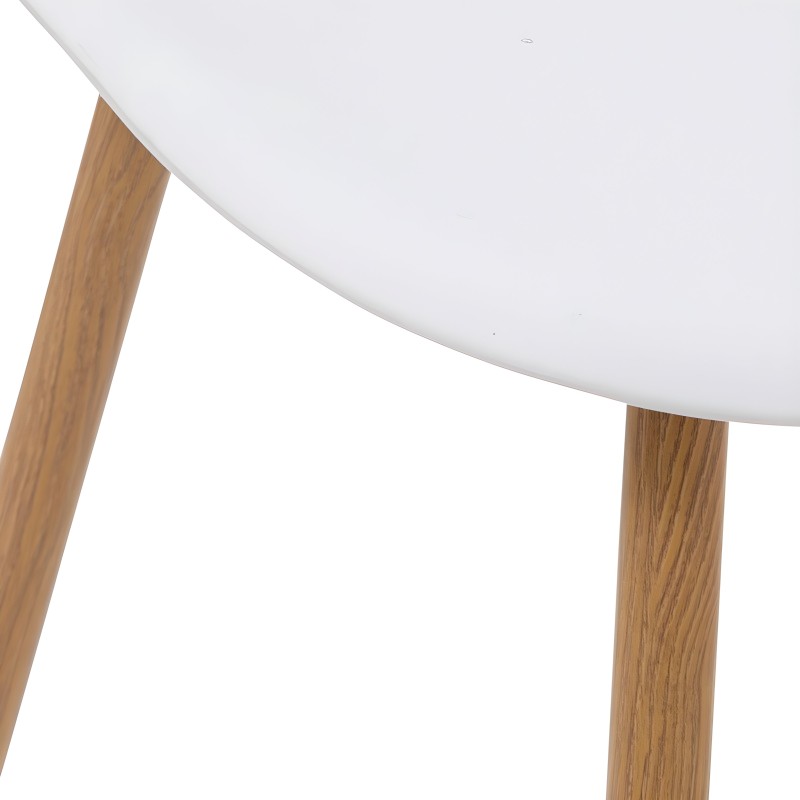 Mesa redonda con tablero blanco y patas de madera natural en detalle de ángulo superior