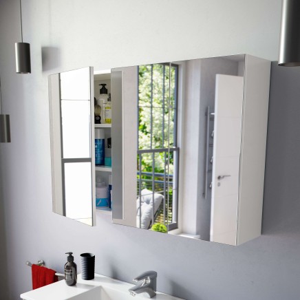 Espejo botiquín blanco con puertas y compartimientos abiertos en baño moderno