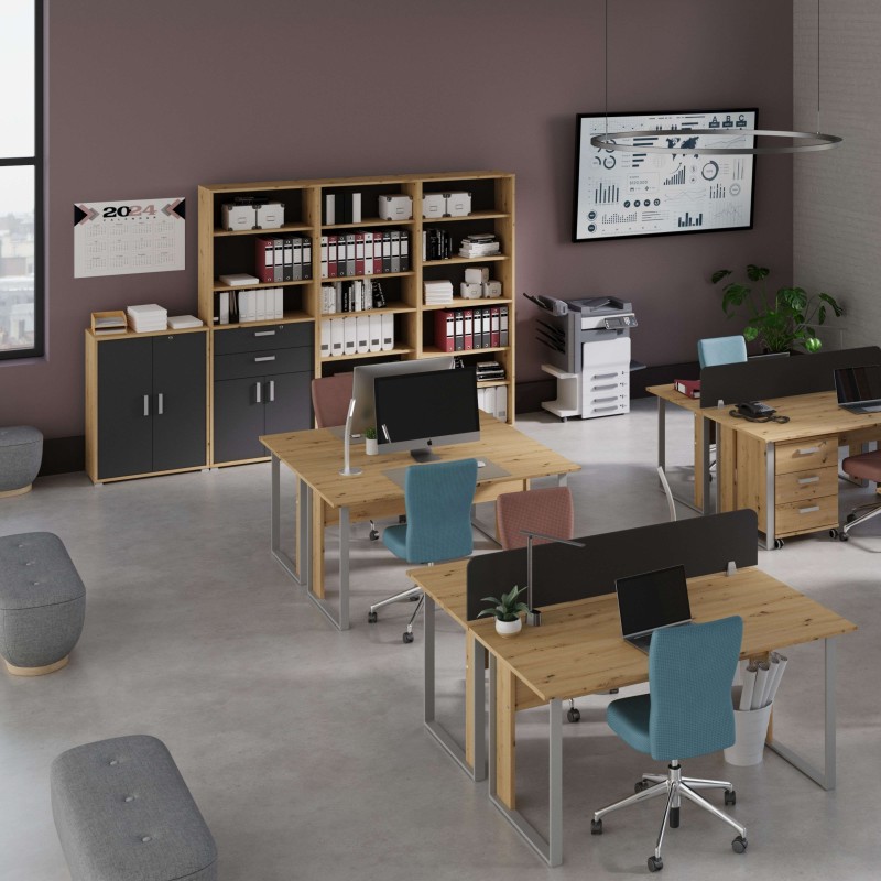 Ambiente de oficina moderna con escritorios de madera y patas metálicas y estantería modular de madera y frentes negros