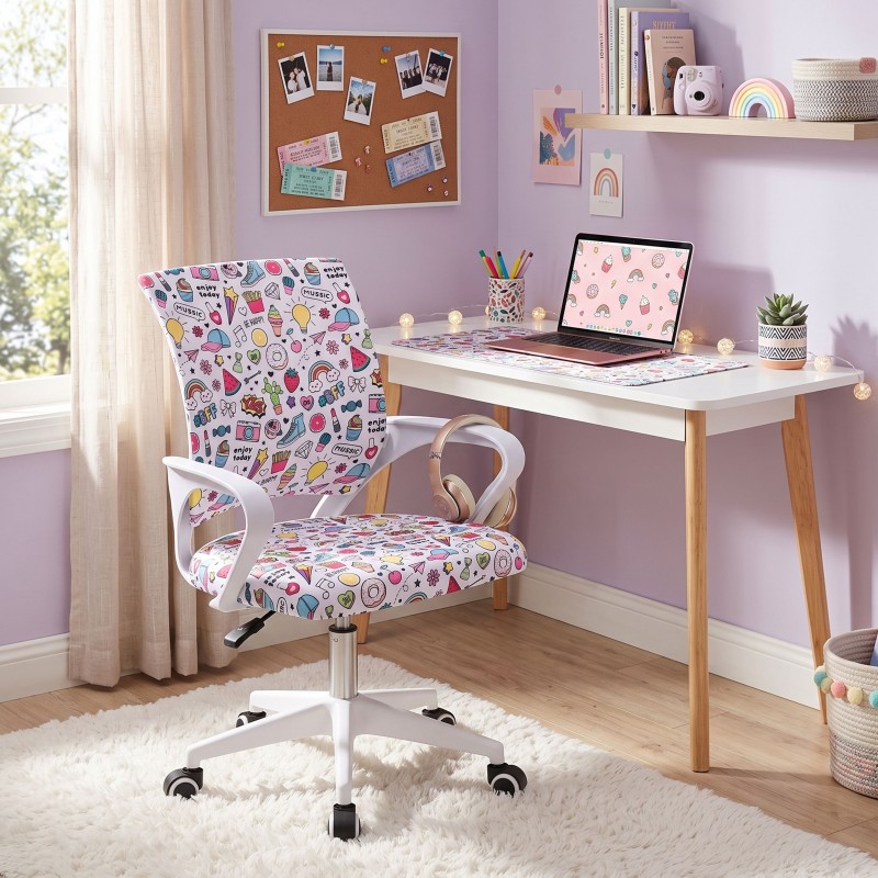 Silla de escritorio juvenil con estampado multicolor junto a escritorio blanco en dormitorio juvenil