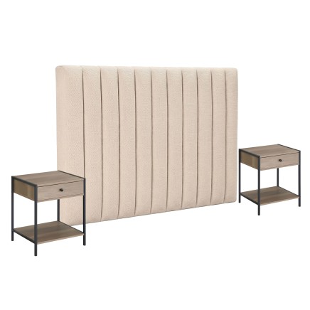 Cabecero tapizado beige con costuras verticales y dos mesitas de noche madera natural con estructura metálica negra