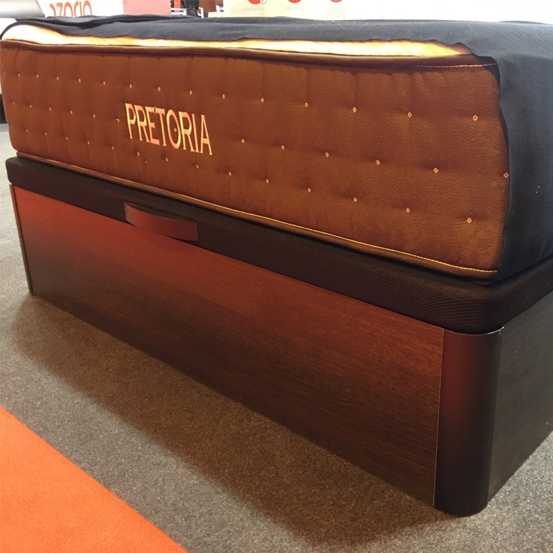 Canapé con base tapizada en color wengué 105x190cm