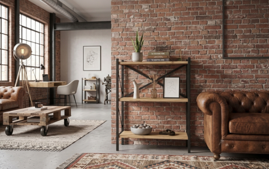 Estantería baja de tres baldas con estructura metálica negra y madera, estilo industrial junto a pared de ladrillo