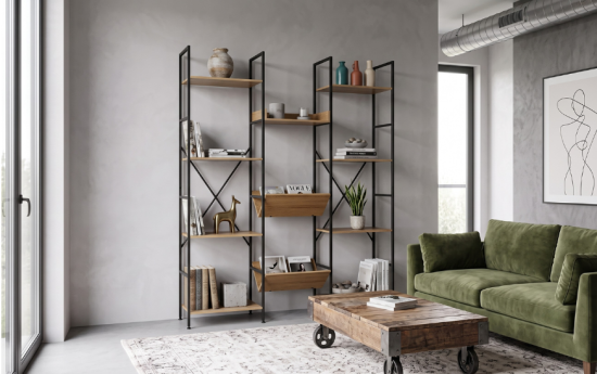 Estantería alta de estructura metálica negra y baldas de madera estilo industrial en salón con sofá verde