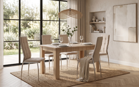 Mesa de comedor rectangular de madera con cuatro sillas beige en salón moderno y luminoso