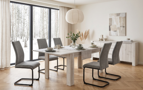 Mesa de comedor rectangular de madera clara con seis sillas grises en comedor luminoso