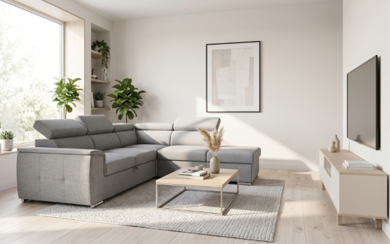 Sofá chaise longue gris frente al televisor en un salón luminoso