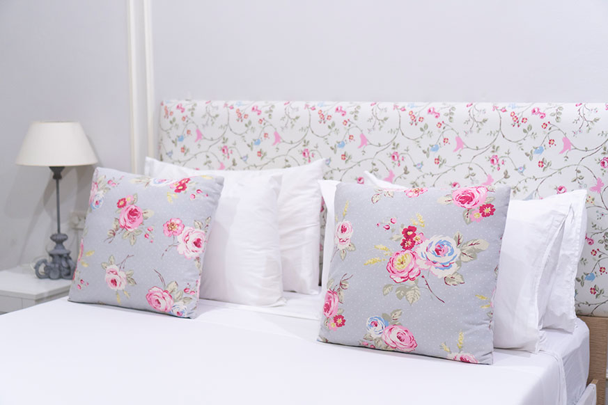 Decoración romántica con cojines